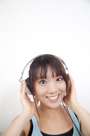 Japanese Women’s Listening Behavior in Face‐to‐face Conversation The Use o Japanese Woman Listening Music Living Room Stock Photo 2565946171