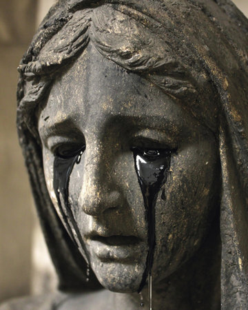 A Greek statue shows tears of black ink flowing down its face in a dark environment, suggesting deep sorrow and chaos.の素材