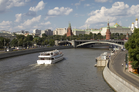 Historic building on the banks of the Moscow River. Bridge over the river.のeditorial素材