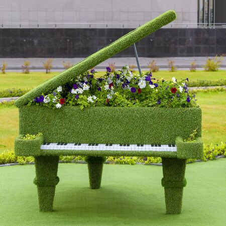 Figure decorative piano from living vegetation in a city park. Square. Surgut, Russia - September 1, 2019.の写真素材