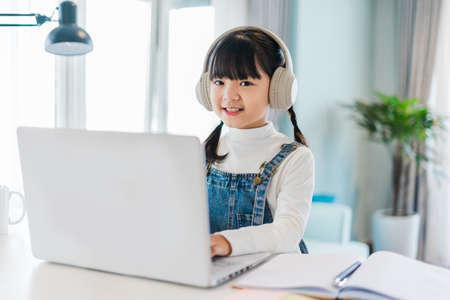 Asian mother and daughter image in bedの写真素材