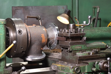 The body of the valve is installed on the old milling machine to cut the edges. Close-up