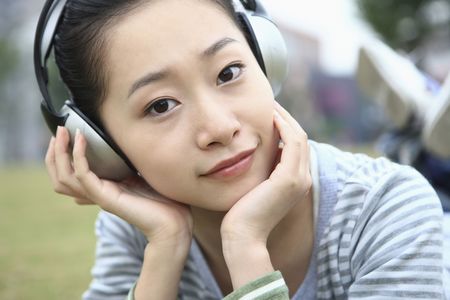 Woman listening to headphonesの写真素材