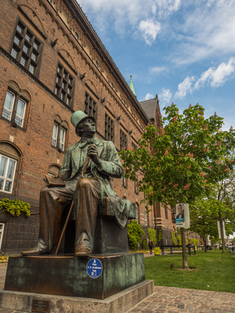 Copenhagen, Denmark - 1 May 2019 - Bronze statue of Hans Christian Andersen  by sculptor Henry Luckow-Nielsen next to City Hall in Kopenhagenのeditorial素材