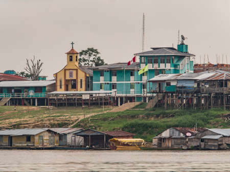 Islandia, Perul - Sep, 2017: Small town on the bank of Amazon River, rain forest of Amazonia. Latin America.のeditorial素材