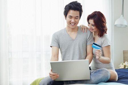 Couple shopping onlineの写真素材
