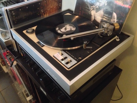 Vinyl record on a turntableの素材