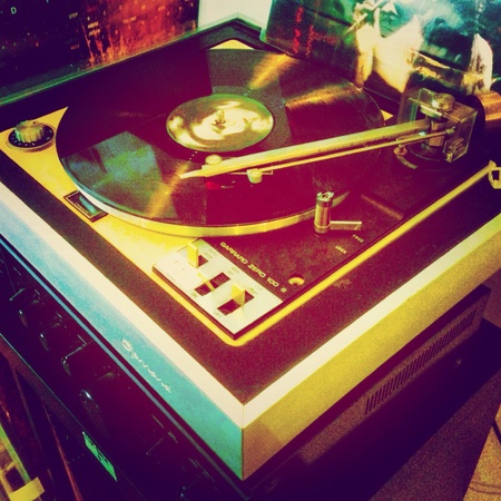 Vinyl disc playing on a turntableの素材