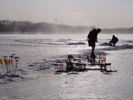 Men on frozen lakeの素材