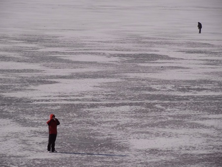 Men on frozen lakeの素材