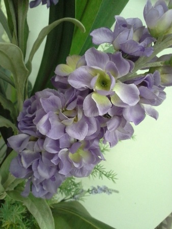 Purple plastic flowers の素材