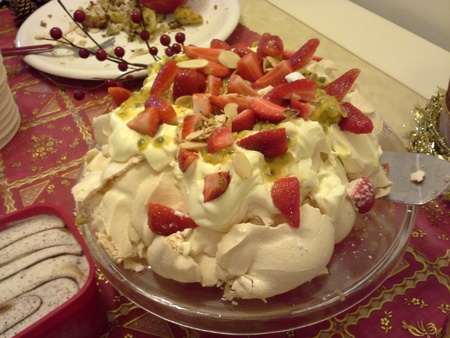 Light berry pavlova for dessertの素材