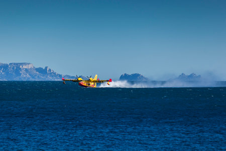 Training of a Canadian civil security in the Mediterranean. Canadair pilots take advantage of the fire-free season to maintain their skills. The training consists of a first pass to check the body of water. Canadair then ditched to load approximately 6 tons of water. A drop then takes place, still above the water, in a large bright white plume projected at high speed into the air.の写真素材