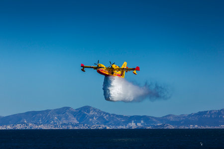 Training of a Canadian civil security in the Mediterranean. Canadair pilots take advantage of the fire-free season to maintain their skills. The training consists of a first pass to check the body of water. Canadair then ditched to load approximately 6 tons of water. A drop then takes place, still above the water, in a large bright white plume projected at high speed into the air.の写真素材