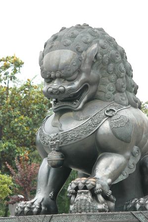 Chinese guardian lion in front of an ancient Chinese palace

の写真素材