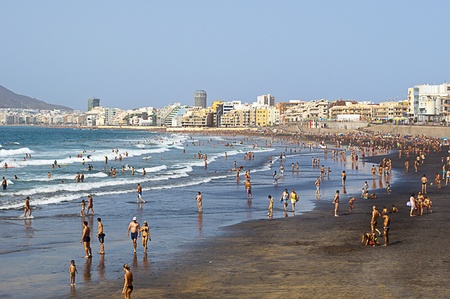 GRAN CANARIAS - JULY 19  La Cantera beach, crowded of people on summertime, July 19, 2012 in Las Palmas de Gran Canarias, Spain のeditorial素材