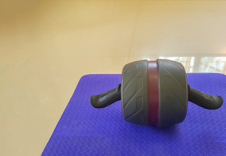 Power abdomen roller on matの写真素材