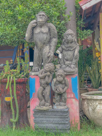 Statue of the monkey children and parents Smiling happily.の写真素材
