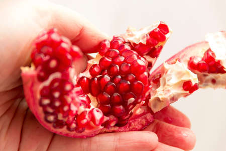 Pomegranates, sliced, pithy fruit, pomegranate seeds,のeditorial素材