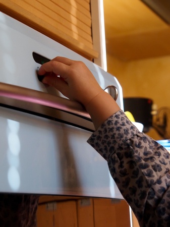 Child playing with ovenの写真素材