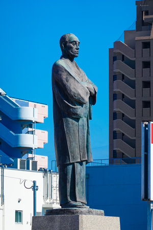 A statue of Yukichi Fukuzawa standing in front of Nakatsu Station near his hometownのeditorial素材