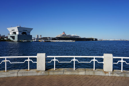 Yamashita Park, Yokohama: A white handrail by the sea overlooks Yokohama Port (Yokohama City, Kanagawa Prefecture)のeditorial素材
