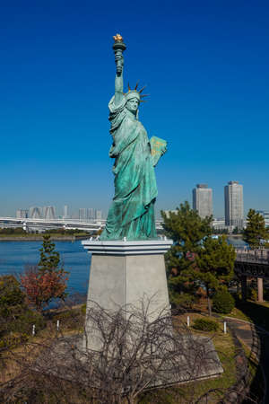 Boardwalk around the Statue of Liberty in Odaiba (Minato-ku, Tokyo)の写真素材