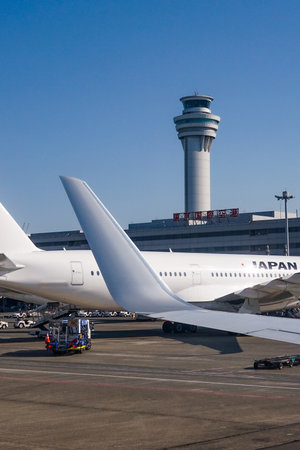Boarding bridge of the terminal building from inside the plane (Ota-ku, Tokyo)のeditorial素材