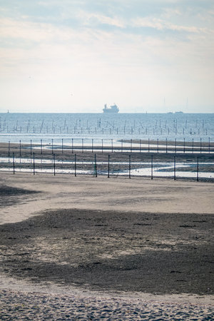 Boats passing off the tidal flats of Sanbanse (Funabashi Sanbanse Seaside Park, Chiba Prefecture)
