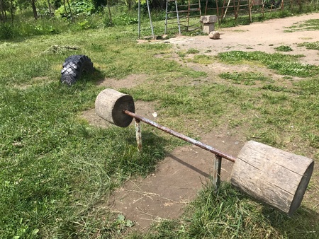 A barbell from improvised materials.の素材