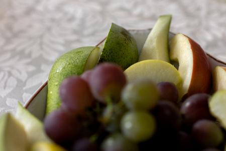 Plate of grapes and sliced apple and pearsの写真素材
