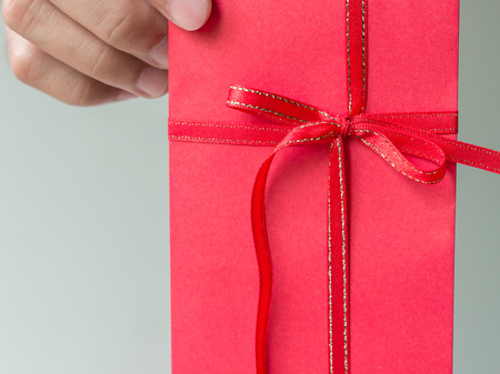 man hand holding red envelopeの写真素材