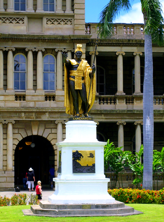 Statue of King Kamehameha in front of Aliiolani Hale in Honolulu Hawaiiのeditorial素材