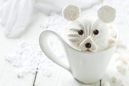 Hot chocolate with homemade original design in the form of polar bear out of marshmallow. The idea for children's Christmas party. DIY concept Merry Christmas and Happy New Year. Selective focusの写真素材