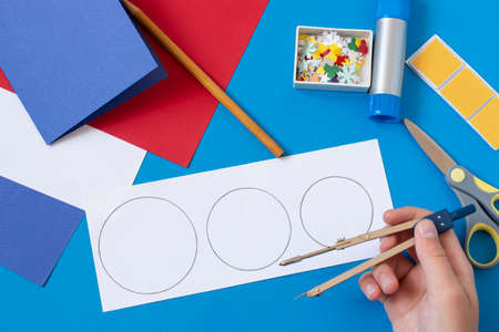 Making Christmas card with voluminous snowman. Original project for children. DIY concept. Step-by-step photo instructions. Step 3. Draw circles of different sizesの写真素材