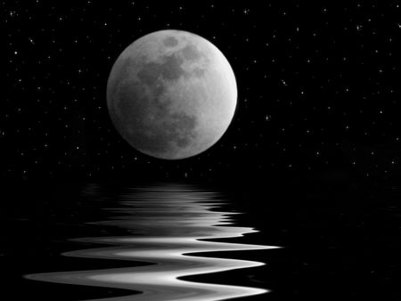 Full moon over dark waters.の写真素材