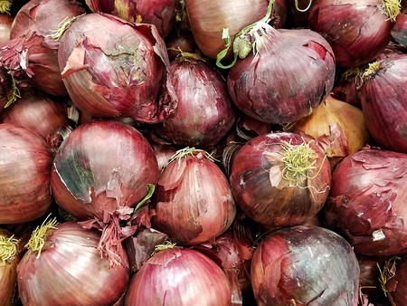 close up of red onions at the marketの写真素材