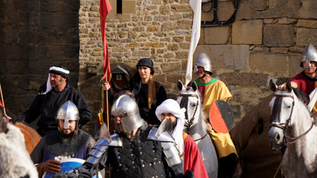 a gathering of people in theatrical costumes from the Medieval period in the village square: Muez (Navarra) EspaÃ±a. July 1, 2023. battle setting: Valdejunqueraのeditorial素材