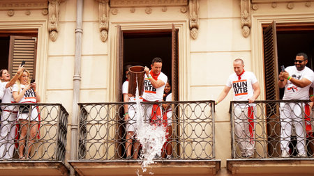 people pour water from the balcony in honor of the opening of the holiday: San Fermin. city ââ: Pamplona (Navarra) EspaÃ±a .6 de julio 2023aÃ±oのeditorial素材