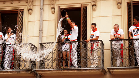 people pour water from the balcony in honor of the opening of the holiday: San Fermin. city ââ: Pamplona (Navarra) EspaÃ±a .6 de julio 2023aÃ±oのeditorial素材