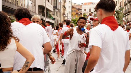 interview with a street singer at the Sanfermin festivities Pamplona (Navara) Spain.July 6, 2023 yearのeditorial素材