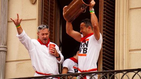 people pour water from the balcony in honor of the opening of the holiday: San Fermin. city ââ: Pamplona (Navarra) EspaÃ±a .6 de julio 2023aÃ±oのeditorial素材