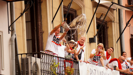 people pour water from the balcony in honor of the opening of the holiday: San Fermin. city ââ: Pamplona (Navarra) EspaÃ±a .6 de julio 2023aÃ±oのeditorial素材