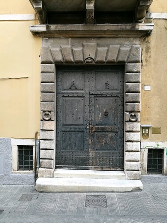 Front view of an old green doorの素材