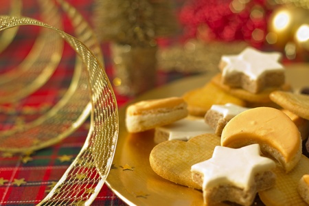 Detail of Christmas cookies with Xmas decoration in gold tone の写真素材