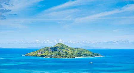 Seascape with view into St. Anne island, Seychelles, Indian ocean, with blue sky and clean ocean waterの写真素材