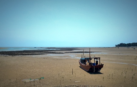 boat on sand beachの写真素材