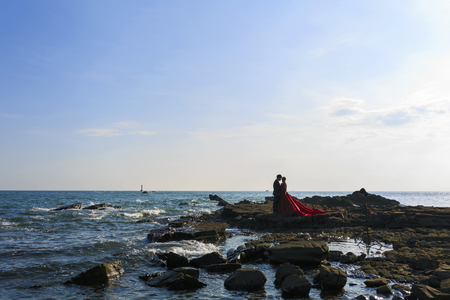 bride and bridal taking photo by the seaのeditorial素材