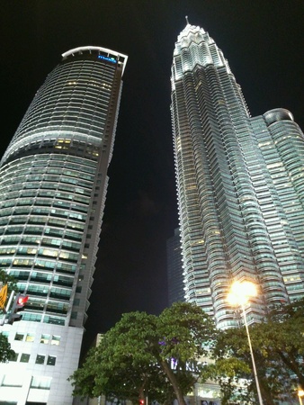 Klcc and Maxis tower at nightの素材