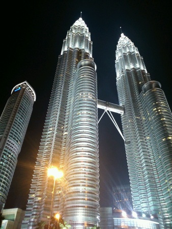 Klcc and Maxis tower at nightの素材